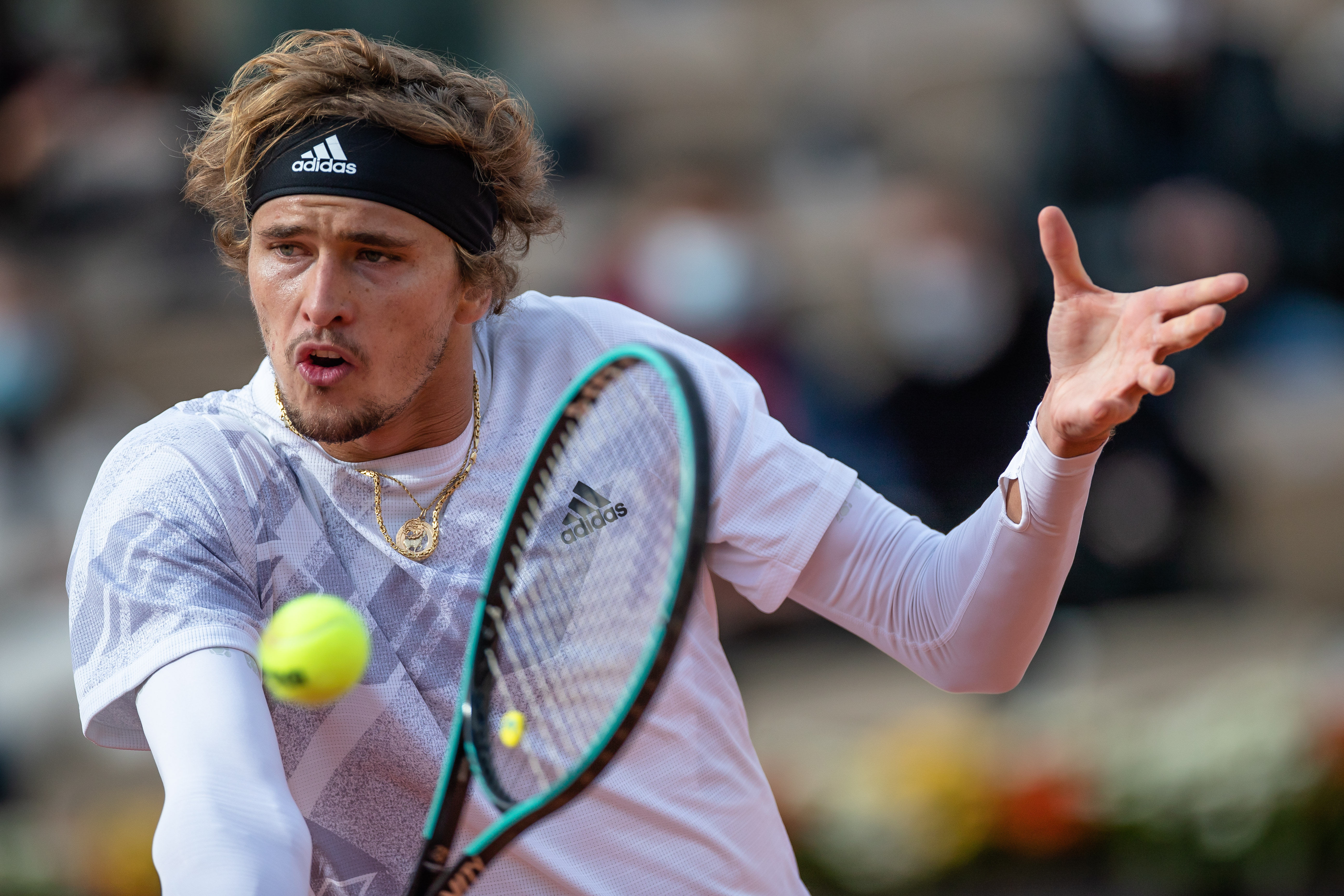 其背后更是 其背后更是